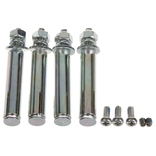 Na zdjęciu znajdują się cztery metalowe kołki rozporowe z nakrętkami oraz cztery mniejsze śruby. Elementy te są ułożone na białym tle, co podkreśla ich metaliczny połysk.