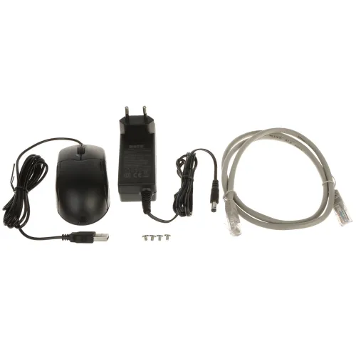 Na zdjęciu znajduje się zestaw akcesoriów komputerowych, w skład którego wchodzą myszka przewodowa, zasilacz, kabel sieciowy oraz cztery małe śrubki. Wszystkie elementy są ułożone na białym tle, co podkreśla ich szczegóły i kształty.