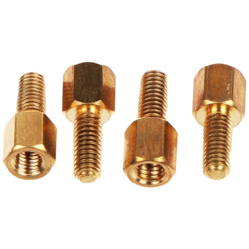 Na zdjęciu znajdują się cztery mosiężne dystanse gwintowane, ustawione w dwóch rzędach. Każdy dystans ma sześciokątną główkę i gwintowane końcówki.