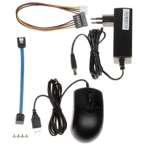 Na zdjęciu znajduje się zestaw akcesoriów komputerowych, w tym mysz, zasilacz, kable z wtyczkami oraz małe złącza. Elementy są rozłożone na białym tle, co ułatwia ich identyfikację.