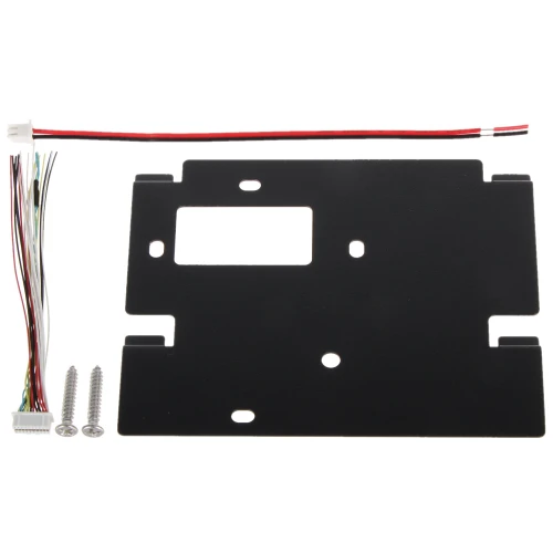 Czarna metalowa płytka montażowa z otworami, w zestawie z kolorowymi przewodami, śrubami i czerwono-czarnym kablem. Produkt przeznaczony do instalacji elektronicznych lub montażu urządzeń.