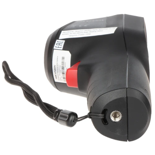 Na zdjęciu znajduje się czarny, ręczny miernik z czerwonym przyciskiem i smyczą, widziany od spodu. Urządzenie posiada etykietę z informacjami technicznymi oraz gniazdo na dolnej części obudowy.