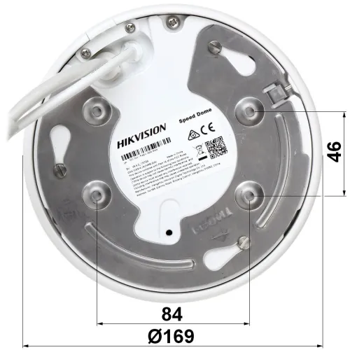Zdjęcie przedstawia spód kamery kopułkowej Hikvision z widocznymi elementami montażowymi i etykietą informacyjną. Na obrazie znajdują się również wymiary kamery: średnica 169 mm i wysokość 46 mm.