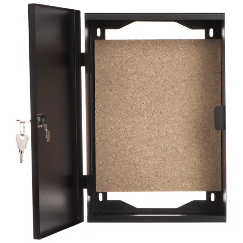 Czarna metalowa obudowa z otwartymi drzwiczkami, wewnątrz której znajduje się płyta montażowa. Na drzwiczkach widoczny jest zamek z kluczem.