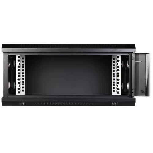 Zdjęcie przedstawia wnętrze czarnej szafy rackowej z otwartymi drzwiami, ukazując metalowe szyny montażowe. Szafa ma perforowane panele boczne i górne, co zapewnia wentylację.