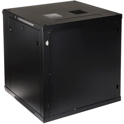 Czarna metalowa szafka serwerowa widziana z boku, bez zamontowanych bocznych ścian i tylnej pokrywy. Szafka ma otwory wentylacyjne na górnej powierzchni.