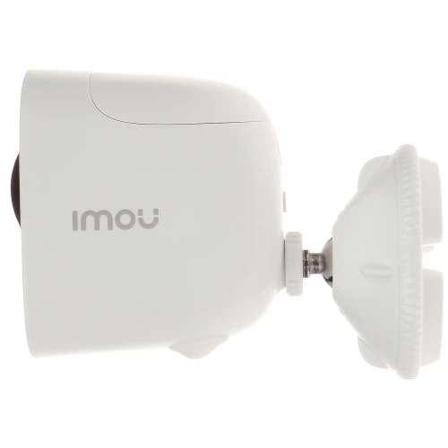 Na zdjęciu znajduje się biała kamera bezpieczeństwa marki Imou, widoczna z boku. Kamera jest zamontowana na regulowanym uchwycie, co umożliwia jej łatwe ustawienie pod różnymi kątami.