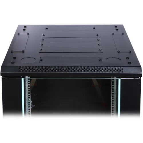 Widok z góry na czarną obudowę serwerową z perforowanym panelem wentylacyjnym i otworami montażowymi. Obudowa ma prostokątny kształt i jest wykonana z metalu.