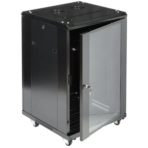 Czarna szafa serwerowa z otwartymi drzwiami z przezroczystego szkła, wyposażona w kółka ułatwiające przemieszczanie. Na górze znajdują się otwory wentylacyjne, a na boku zamontowany jest zamek.