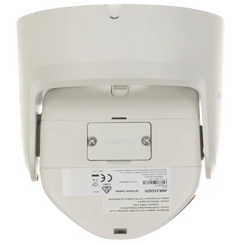 Widok z tyłu kamery monitoringu Hikvision z widocznymi etykietami i śrubami montażowymi. Kamera ma biały kolor i zaokrąglony kształt.