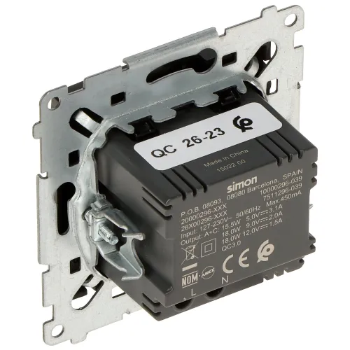 Zdjęcie przedstawia tylną część modułu elektrycznego z widocznymi oznaczeniami technicznymi i certyfikatami. Urządzenie jest zamontowane na metalowej ramie montażowej.