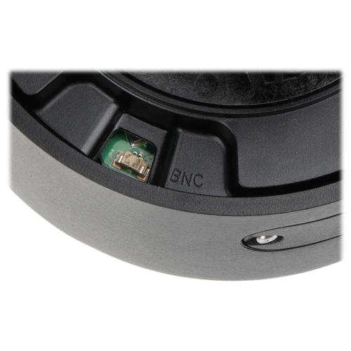 Zdjęcie przedstawia zbliżenie na czarną obudowę urządzenia z wyjściem BNC oraz widocznym złączem na zielonej płytce drukowanej. Obudowa ma gładką powierzchnię z wyraźnie oznaczonym napisem "BNC".