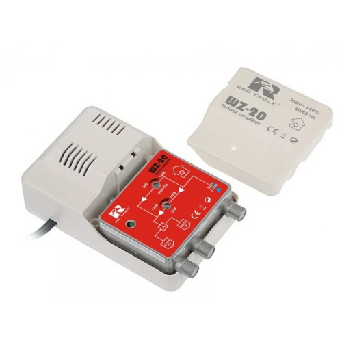 Wzmacniacz sygnału DVB-T z czerwonym panelem i kilkoma złączami, umieszczony obok białej obudowy z logo Red Eagle. Obok znajduje się pokrywa z oznaczeniami technicznymi, takimi jak napięcie i częstotliwość.