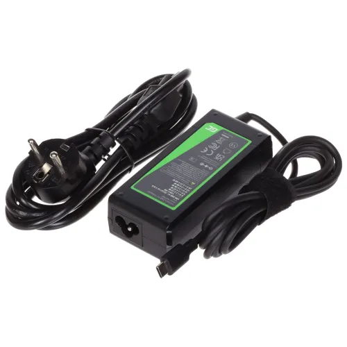 Na zdjęciu znajduje się czarny zasilacz USB-C o mocy 65W z zielonymi elementami na etykiecie, obok którego leży zwinięty kabel z wtyczką. Zasilacz ma kompaktowy, prostokątny kształt i jest przeznaczony do użytku z urządzeniami elektronicznymi.