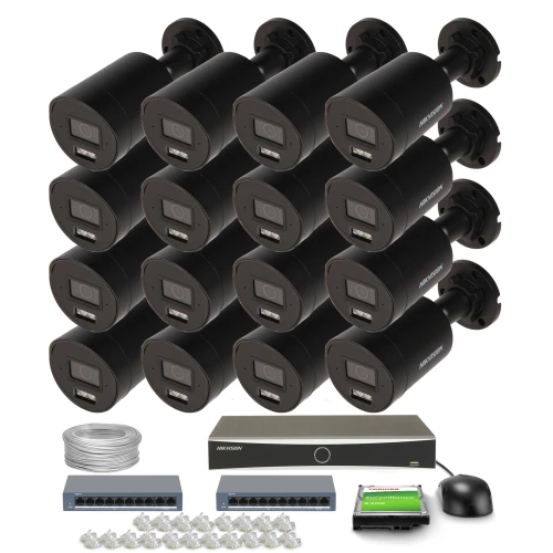 Zestaw do monitoringu składający się z szesnastu czarnych kamer, dwóch switchów, rejestratora, kabla, myszki oraz zestawu złączek. Kamery są ułożone w czterech rzędach, a pozostałe elementy znajdują się poniżej.
