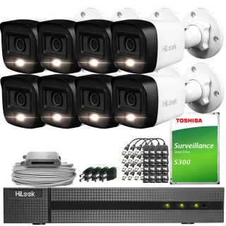 Zestaw do monitoringu składający się z ośmiu kamer HiLook, rejestratora, dysku twardego Toshiba S300 oraz akcesoriów montażowych. Kamery są w kolorze czarno-białym, a rejestrator ma elegancki, ciemny design.