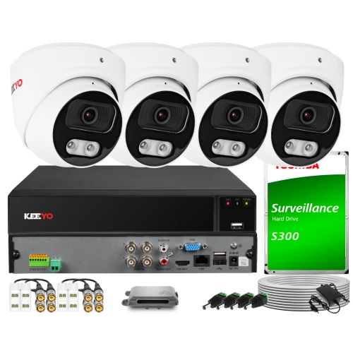 Zestaw do monitoringu składający się z czterech białych kamer kopułkowych, rejestratora oraz dysku twardego. W zestawie znajdują się również kable, złącza i akcesoria montażowe.