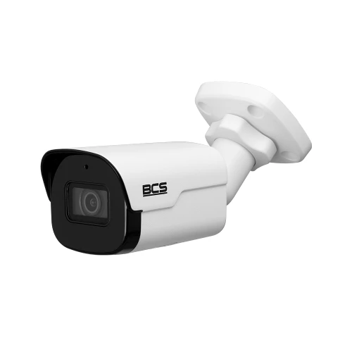 Biała kamera monitoringu BCS z czarnym frontem i logo, zamontowana na regulowanym uchwycie. Kamera ma prostokątny kształt i nowoczesny design.