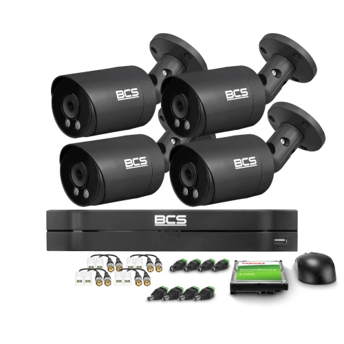 Zestaw do monitoringu składający się z czterech czarnych kamer BCS, rejestratora, dysku twardego oraz akcesoriów montażowych. Kamery są ustawione w dwóch rzędach, a poniżej znajduje się rejestrator i inne elementy zestawu.
