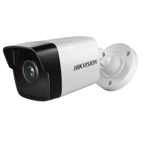 Kamera monitoringu Hikvision w kolorze biało-czarnym, zamontowana na regulowanym uchwycie ściennym. Obiektyw kamery jest wyraźnie widoczny z przodu urządzenia.