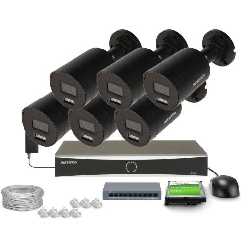 Zestaw do monitoringu składający się z sześciu czarnych kamer Hikvision, rejestratora, kabla, przełącznika sieciowego, dysku twardego Toshiba i myszy komputerowej. Kamery są ustawione w dwóch rzędach, a pozostałe elementy rozmieszczone są poniżej.