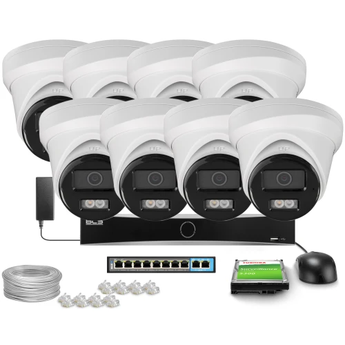 Zestaw do monitoringu składający się z ośmiu białych kamer, rejestratora, kabla, wtyków RJ45, przełącznika sieciowego oraz karty pamięci. Kamery mają nowoczesny design i są ustawione w dwóch rzędach, a pozostałe elementy są rozmieszczone przed nimi.