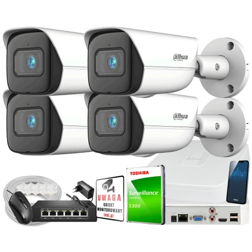 Zestaw do monitoringu składający się z czterech kamer IP Dahua, rejestratora, dysku twardego Toshiba oraz akcesoriów takich jak myszka, kabel i tabliczka ostrzegawcza. Kamery są białe z czarnymi elementami, a rejestrator i dysk są umieszczone obok siebie.