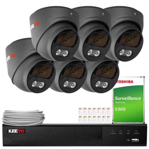 Zestaw do monitoringu składający się z sześciu kamer kopułkowych, rejestratora, dysku twardego Toshiba oraz przewodów i złączek. Kamery i rejestrator są w kolorze czarnym, a dysk twardy ma zielono-białą etykietę.