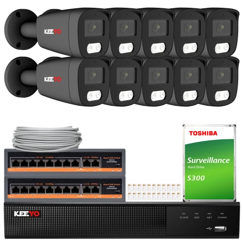 Zestaw do monitoringu składający się z dziesięciu czarnych kamer, dwóch przełączników sieciowych, dysku twardego Toshiba oraz rejestratora. W zestawie znajduje się również kabel sieciowy i złącza.