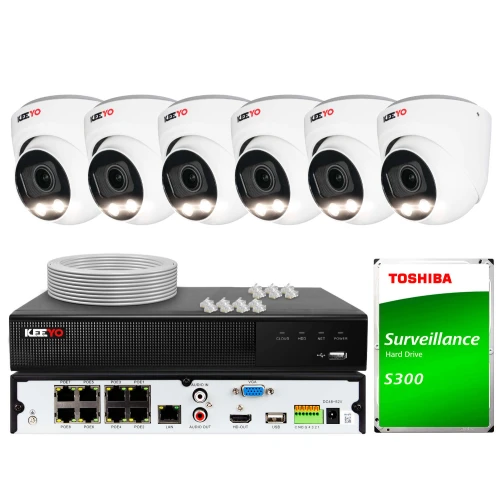 Na zdjęciu znajduje się zestaw do monitoringu, który obejmuje pięć kamer, rejestrator, dysk twardy Toshiba oraz akcesoria montażowe. Kamery są białe z czarnymi elementami, a rejestrator posiada różne porty i złącza na przednim panelu.