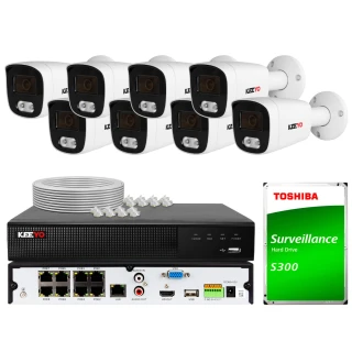 Zestaw do monitoringu składający się z ośmiu kamer marki Keeyo, rejestratora oraz dysku twardego Toshiba S300. W tle widoczne są również kable i akcesoria niezbędne do instalacji systemu.