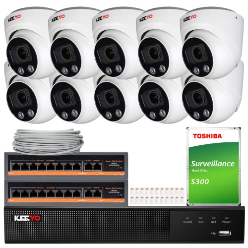 Zestaw do monitoringu składający się z ośmiu białych kamer, rejestratora, dysku twardego Toshiba oraz kabli i akcesoriów montażowych. Kamery i sprzęt są ułożone na białym tle, prezentując kompletny system nadzoru.