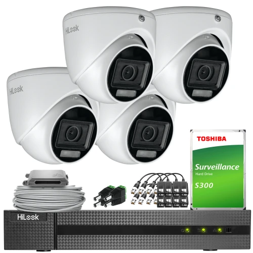 Zestaw do monitoringu składający się z czterech kamer kopułkowych HiLook, rejestratora, dysku twardego Toshiba oraz akcesoriów montażowych. Elementy są rozmieszczone na białym tle, prezentując kompletny system nadzoru.