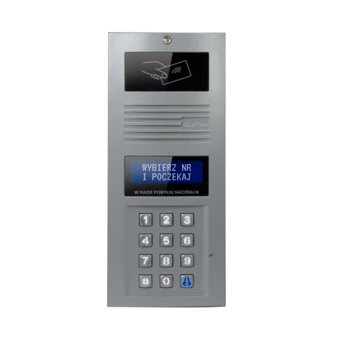 Cyfrowy panel domofonowy w srebrnym kolorze z wyświetlaczem LCD i klawiaturą numeryczną. Na wyświetlaczu widoczny jest komunikat "WYBIERZ NR I POCZEKAJ".