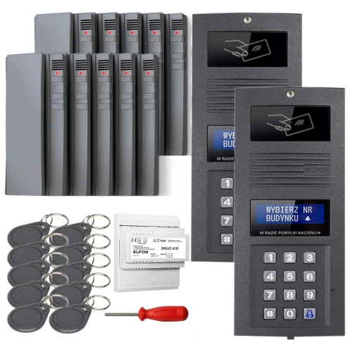 Zestaw domofonowy cyfrowy składający się z dwóch paneli z klawiaturą, kilku modułów, breloków zbliżeniowych, śrubokręta i zasilacza. Panele mają wyświetlacze i przyciski numeryczne, a breloki są w kolorze czarnym.