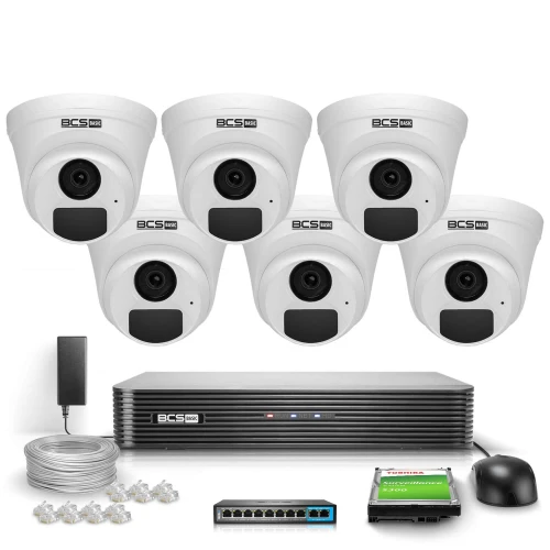 Na zdjęciu znajduje się zestaw monitoringu składający się z sześciu białych kamer, rejestratora, kabla, zasilacza, myszki oraz akcesoriów montażowych. Kamery są rozmieszczone w górnej części zdjęcia, a pozostałe elementy zestawu znajdują się poniżej.