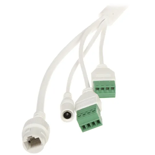 Zdjęcie przedstawia zestaw białych kabli z różnymi złączami, w tym RJ-45, złączem zasilania oraz dwoma zielonymi złączami terminalowymi. Kable są splecione i skierowane w różnych kierunkach, ukazując różnorodność dostępnych połączeń.