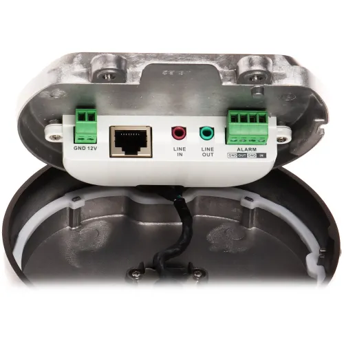 Zdjęcie przedstawia złącza kamery monitoringu, w tym port Ethernet, wejścia i wyjścia audio oraz złącza alarmowe. Obudowa kamery jest otwarta, ukazując wewnętrzne okablowanie i złącza.