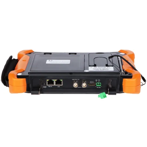 Na zdjęciu znajduje się urządzenie elektroniczne z pomarańczową obudową, wyposażone w różne złącza, takie jak HDMI, LAN, RS-485 oraz porty audio i wideo. Obok urządzenia widoczny jest rysik przymocowany do obudowy.